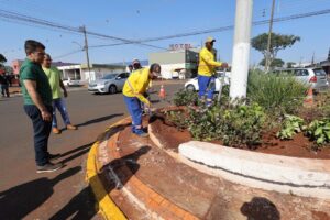 Leia mais sobre o artigo Prefeitura de Dourados recupera floreiras nos canteiros centrais e valoriza espaço urbano da cidade