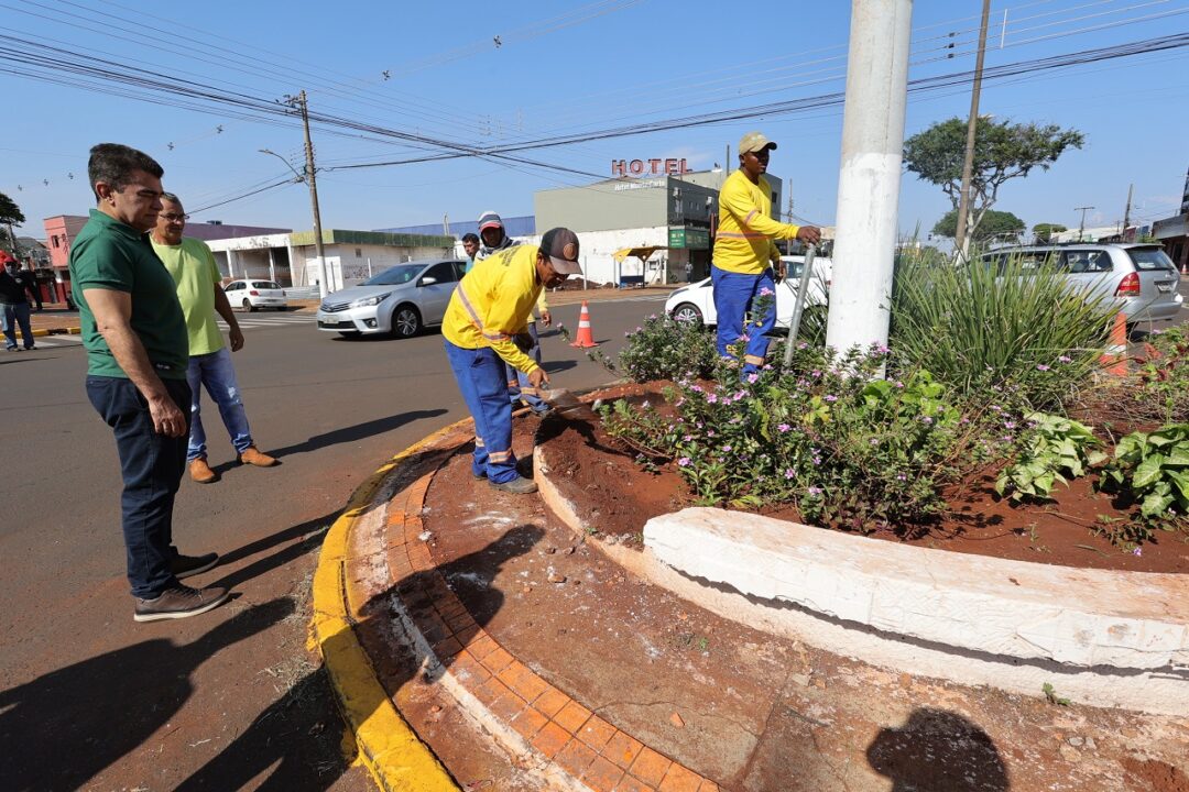 No momento, você está visualizando Prefeitura de Dourados recupera floreiras nos canteiros centrais e valoriza espaço urbano da cidade
