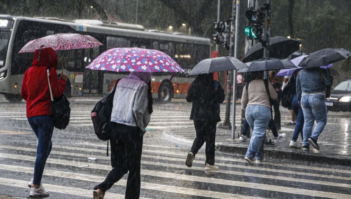 No momento, você está visualizando Capital deve ter chuva e ventos fortes nesta terça-feira; máxima chega a 29°C