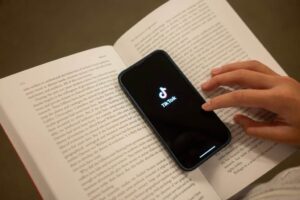 Leia mais sobre o artigo TikTok e a perda de noção do tempo, entenda o mecanismo por trás