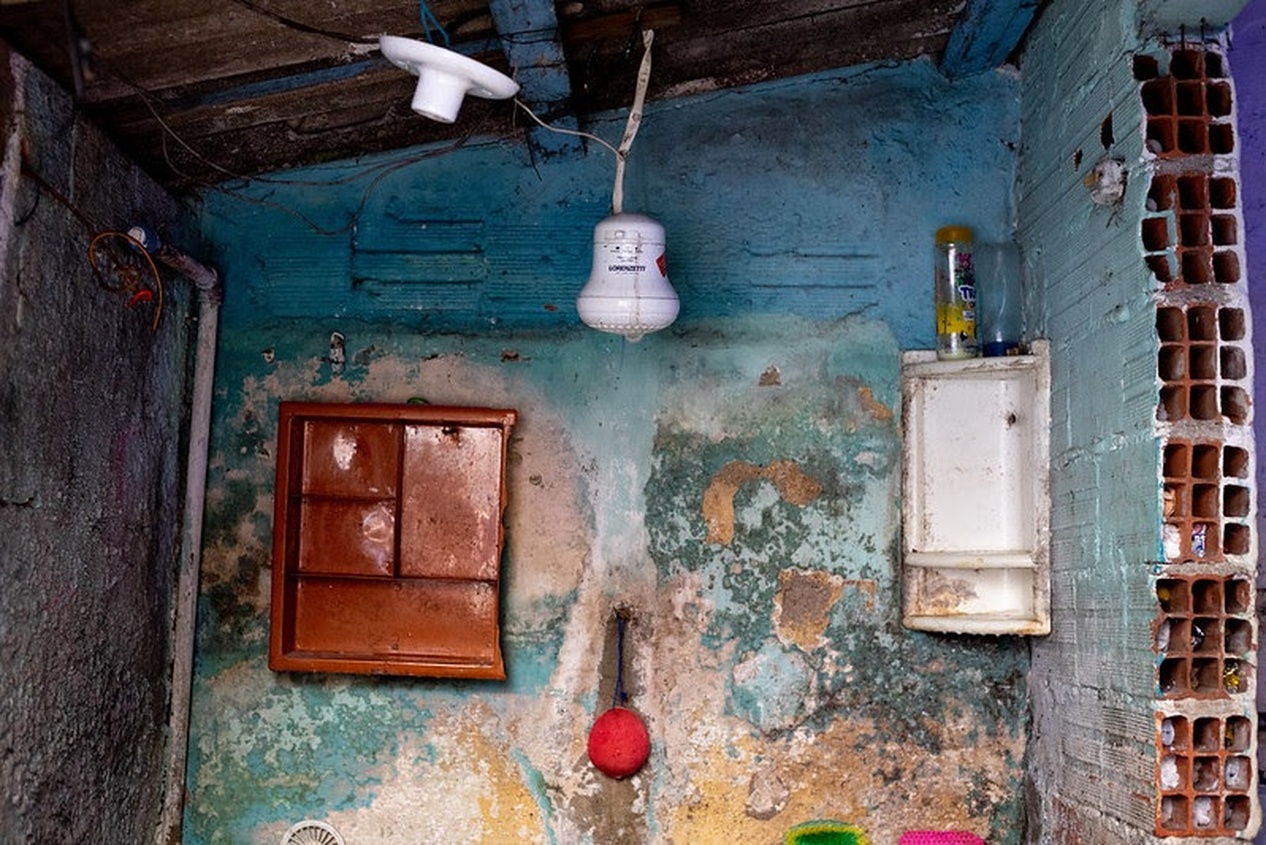 No momento, você está visualizando Brasil chega a 98,3% de lares com banheiro exclusivo, mas 4 milhões ainda vivem sem