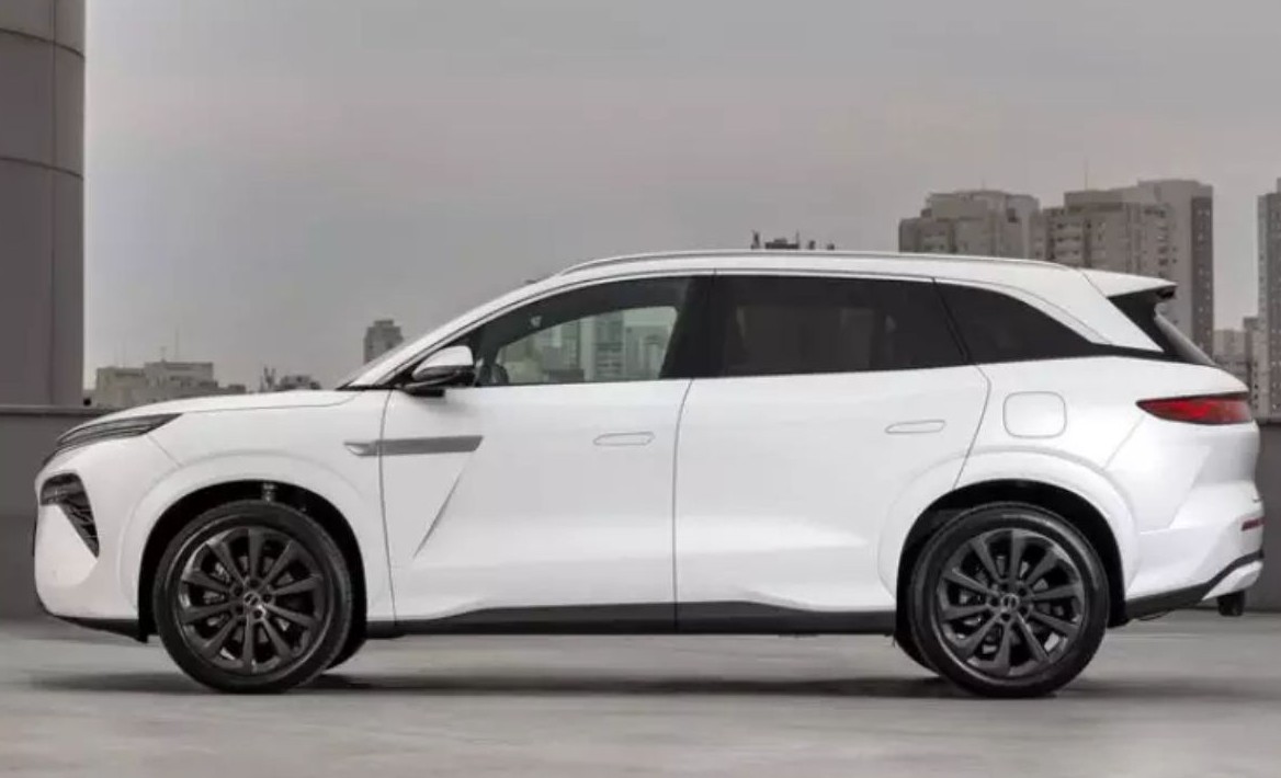 No momento, você está visualizando BYD anuncia SUV Atto 8 durante Salão do Automóvel de São Paulo