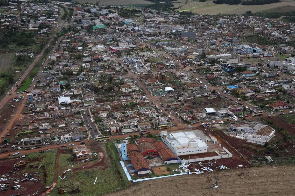 No momento, você está visualizando Cidade destruída por tornado no Paraná prioriza doações de materiais de construção