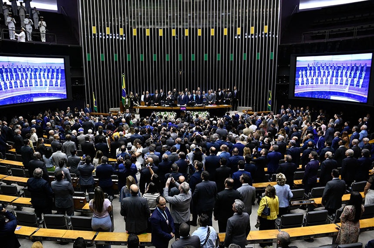 No momento, você está visualizando Governo tenta recompor base e evitar novas derrotas com avanço de pautas fiscais e sociais