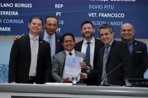 Leia mais sobre o artigo CÂMARA: Relatório do PPA é entregue à Mesa Diretora com 347 emendas dos vereadores