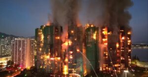 Leia mais sobre o artigo Tudo o que se sabe sobre o incêndio em Hong Kong