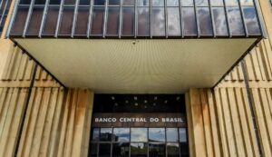 Leia mais sobre o artigo BC mantém juros básicos em 15% ao ano pela quarta vez seguida
