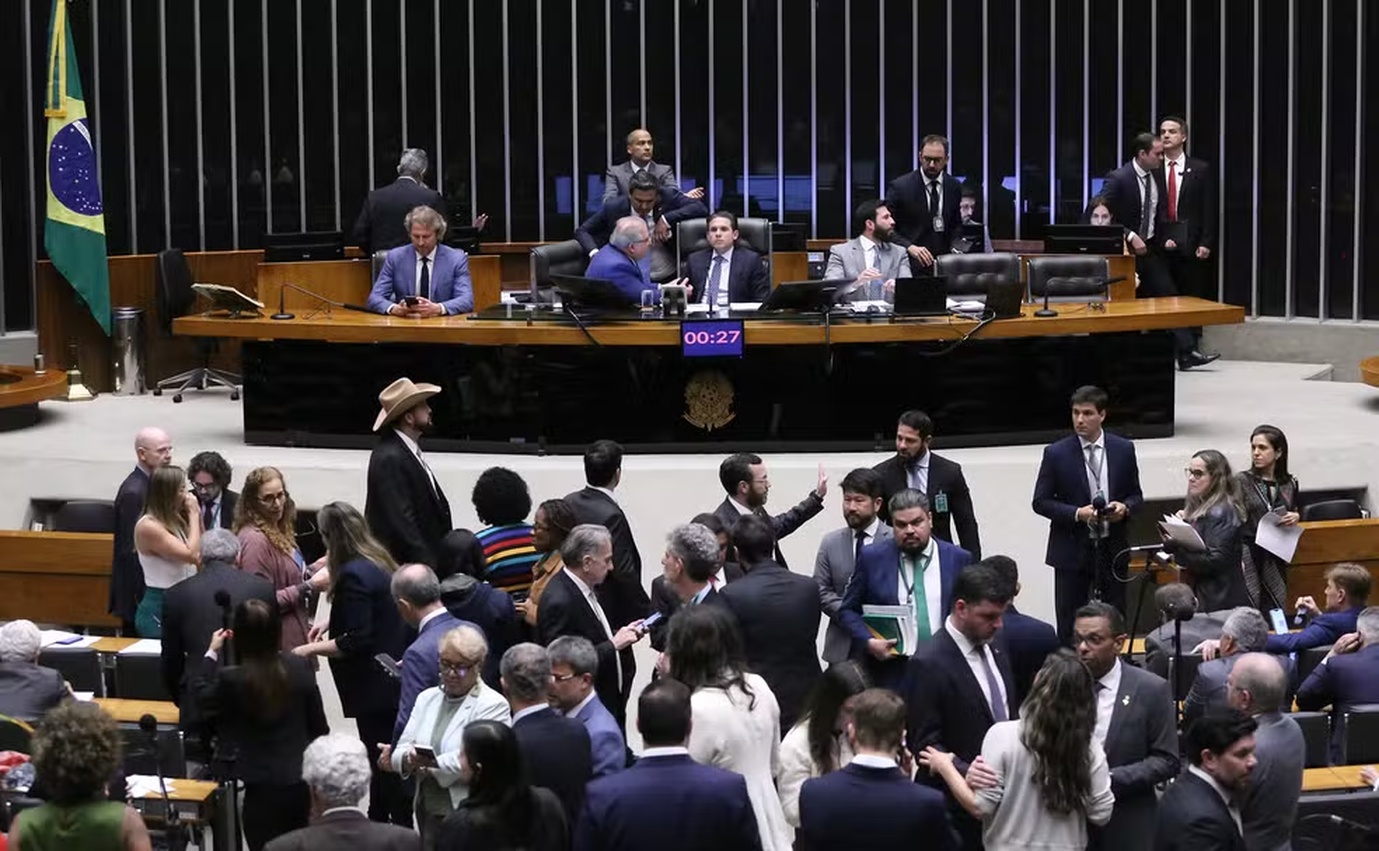 No momento, você está visualizando Câmara aprova projeto que retira do arcabouço fiscal investimentos em saúde e educação financiados com Fundo Social