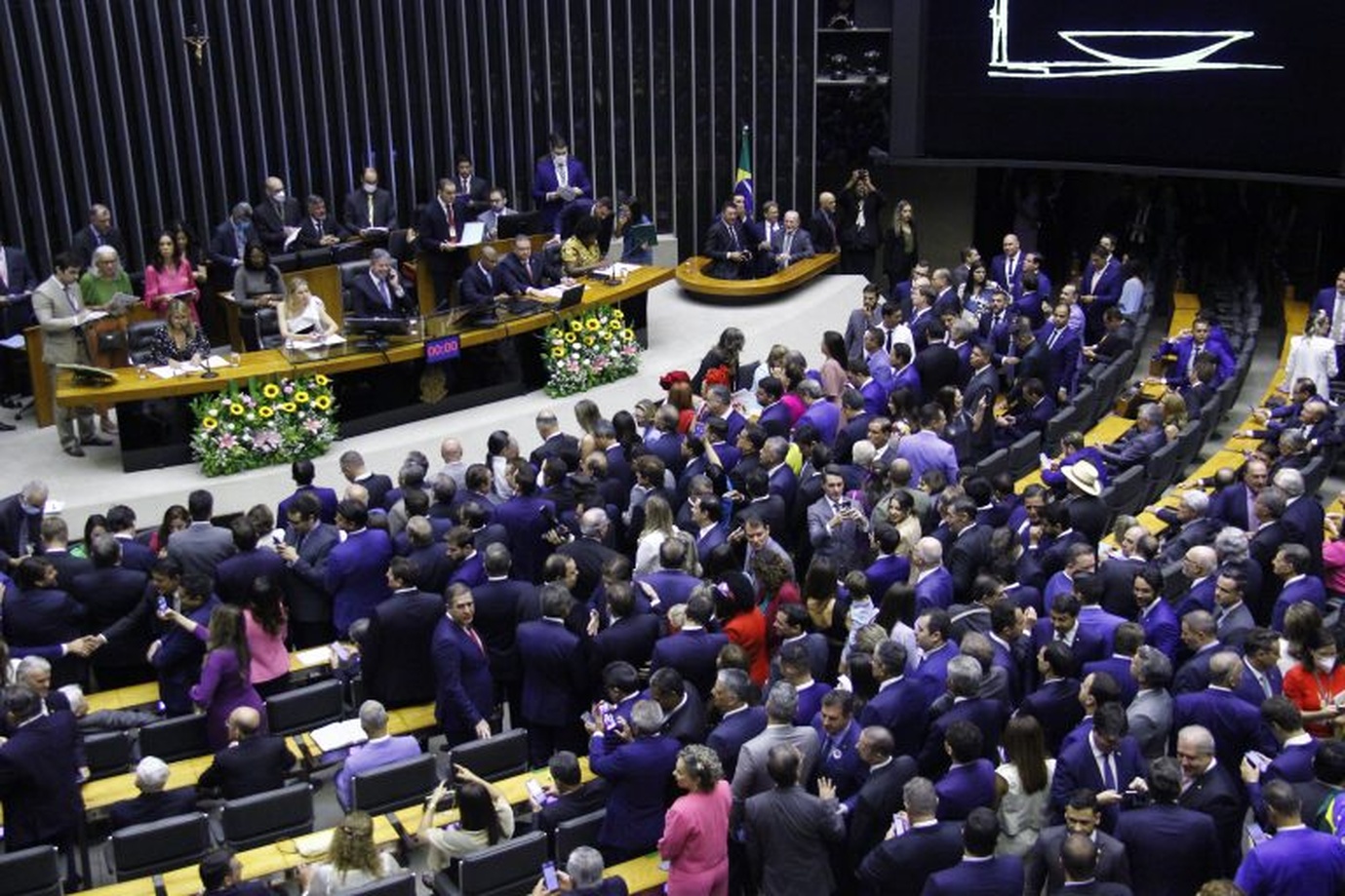 No momento, você está visualizando Câmara dos Deputados rejeita cassação do mandato de Carla Zambelli por condenação pelo STF