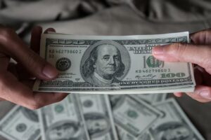Leia mais sobre o artigo Dólar terá queda de 10% em 2025; veja como Trump, Fed e o Brasil afetaram o câmbio