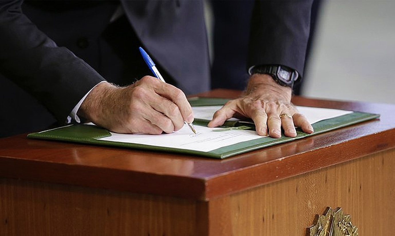No momento, você está visualizando Governo assina decreto de indulto de Natal e exclui condenados por crimes contra a democracia