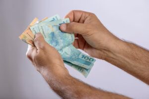 Leia mais sobre o artigo Governo federal reduz projeção do salário mínimo para 2026