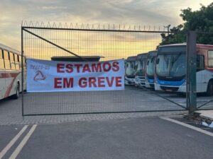 Leia mais sobre o artigo Greve dos motoristas entra no segundo dia e ônibus seguem parados em Campo Grande