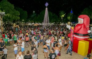 Leia mais sobre o artigo HOJE: Chegada do Papai Noel e atrações culturais abrem o Jardim de Natal em Corumbá