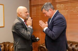 Leia mais sobre o artigo Governo de MS renova parceria com Embaixada da Índia para aulas de yoga nas escolas