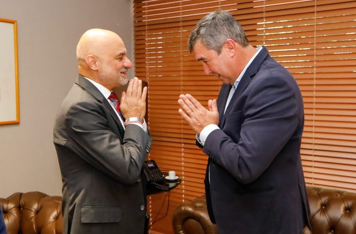 No momento, você está visualizando Governo de MS renova parceria com Embaixada da Índia para aulas de yoga nas escolas