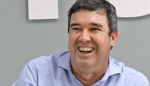 Leia mais sobre o artigo ELEIÇÕES 2026: Pesquisa indica vitória de Eduardo Riedel no 1º turno em MS