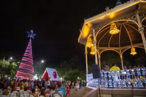 Leia mais sobre o artigo Jardim de Natal abre e atrai grande público em Corumbá; confira a programação