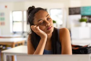 Leia mais sobre o artigo SAÚDE MENTAL: Professor de Harvard diz que “o tédio traz felicidade”