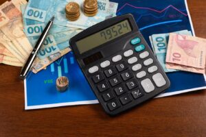 Leia mais sobre o artigo Brasil cai no ranking das maiores economias e expõe limites do crescimento