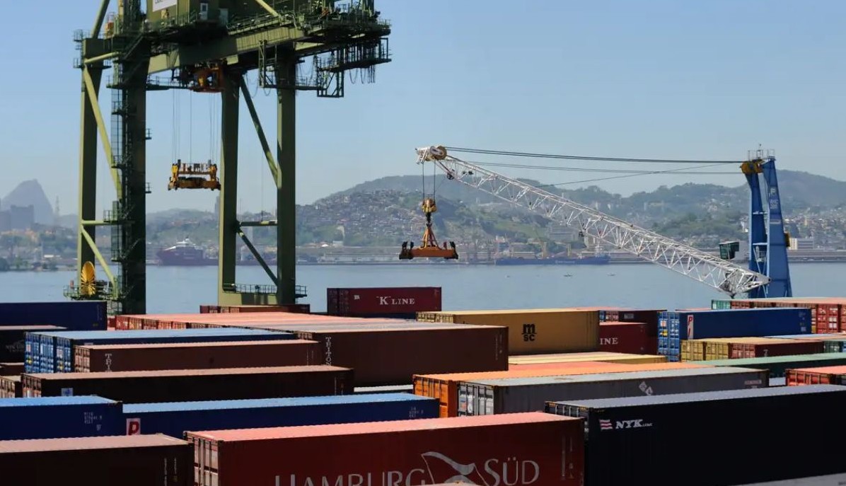 No momento, você está visualizando Governo projeta superávit comercial de até US$ 90 bilhões em 2026