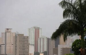 Leia mais sobre o artigo Temperaturas altas e pancadas de chuva marcam terça-feira em Campo Grande