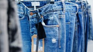 Leia mais sobre o artigo Especialista revela como lavar calça jeans da forma certa, preservando cor e durabilidade