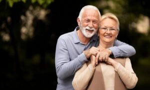 Leia mais sobre o artigo Idosos 60+ garantem descontão em 6 dívidas, com água, luz e boletos na lista