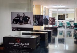 Leia mais sobre o artigo Exposição fotográfica sobre adoção ficará em Dourados até o início de março