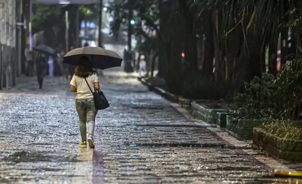 No momento, você está visualizando MS segue sob alerta de chuva, mas tempo começa a firmar em Campo Grande