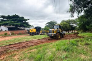 Leia mais sobre o artigo NAVIRAÍ: Antes da abertura da pesca, Prefeitura faz limpeza da rampa e melhora acesso no Amambai