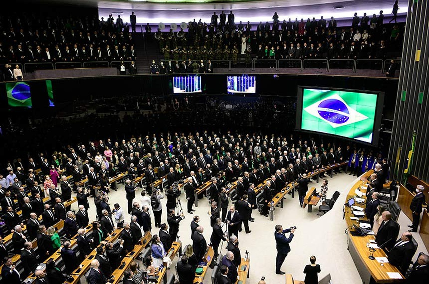 No momento, você está visualizando Impacto com reajuste de salário para servidores aprovado pelo Congresso é maior que receita de 95% dos municípios brasileiros