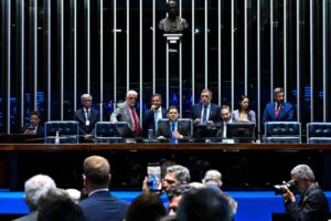 Leia mais sobre o artigo Salários no Congresso: Senado aprova reajuste a servidores da Câmara