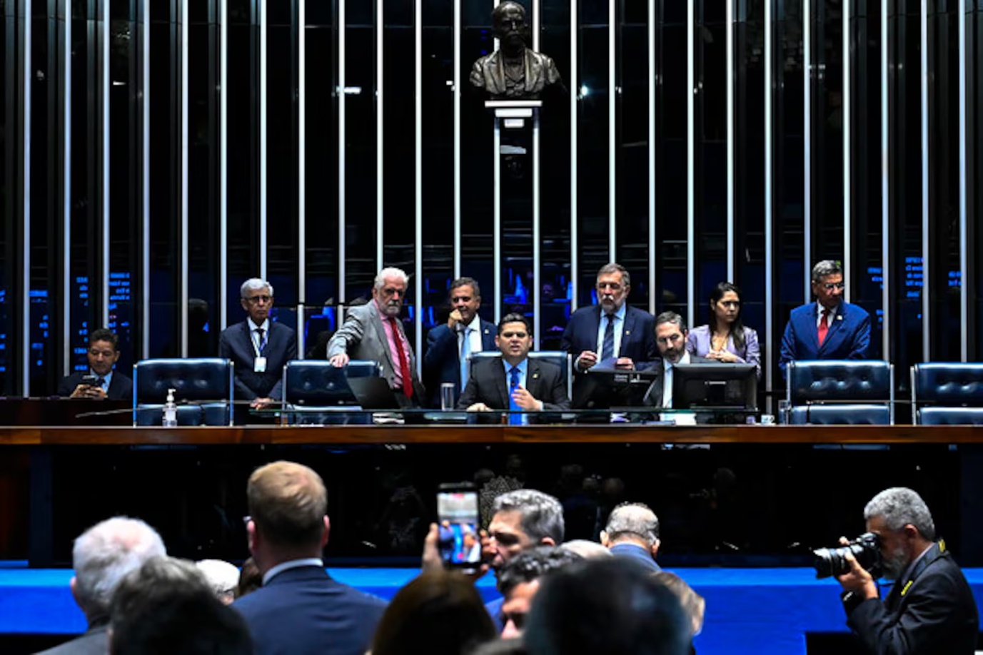 No momento, você está visualizando Salários no Congresso: Senado aprova reajuste a servidores da Câmara