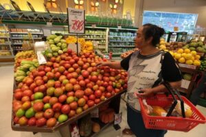 Leia mais sobre o artigo Tomate e pão francês pesaram no custo da cesta básica nas capitais brasileiras em janeiro, diz Conab