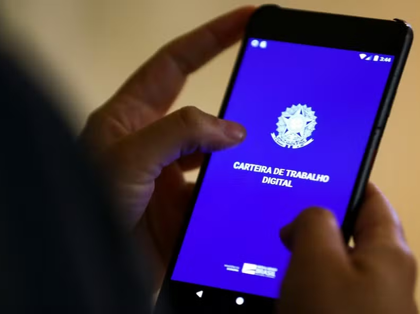 No momento, você está visualizando 71% dos brasileiros são favoráveis ao fim da escala 6×1, mostra Datafolha