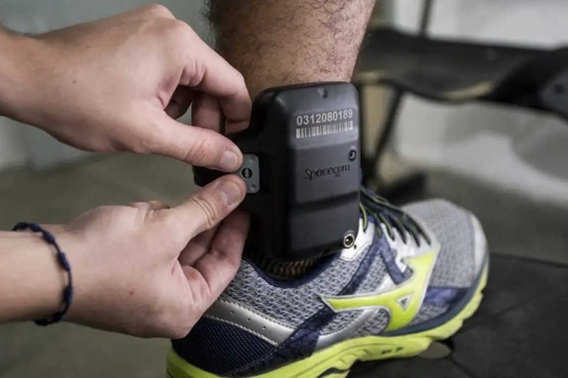 No momento, você está visualizando Câmara aprova projeto que prevê tornozeleira eletrônica para agressores de mulheres