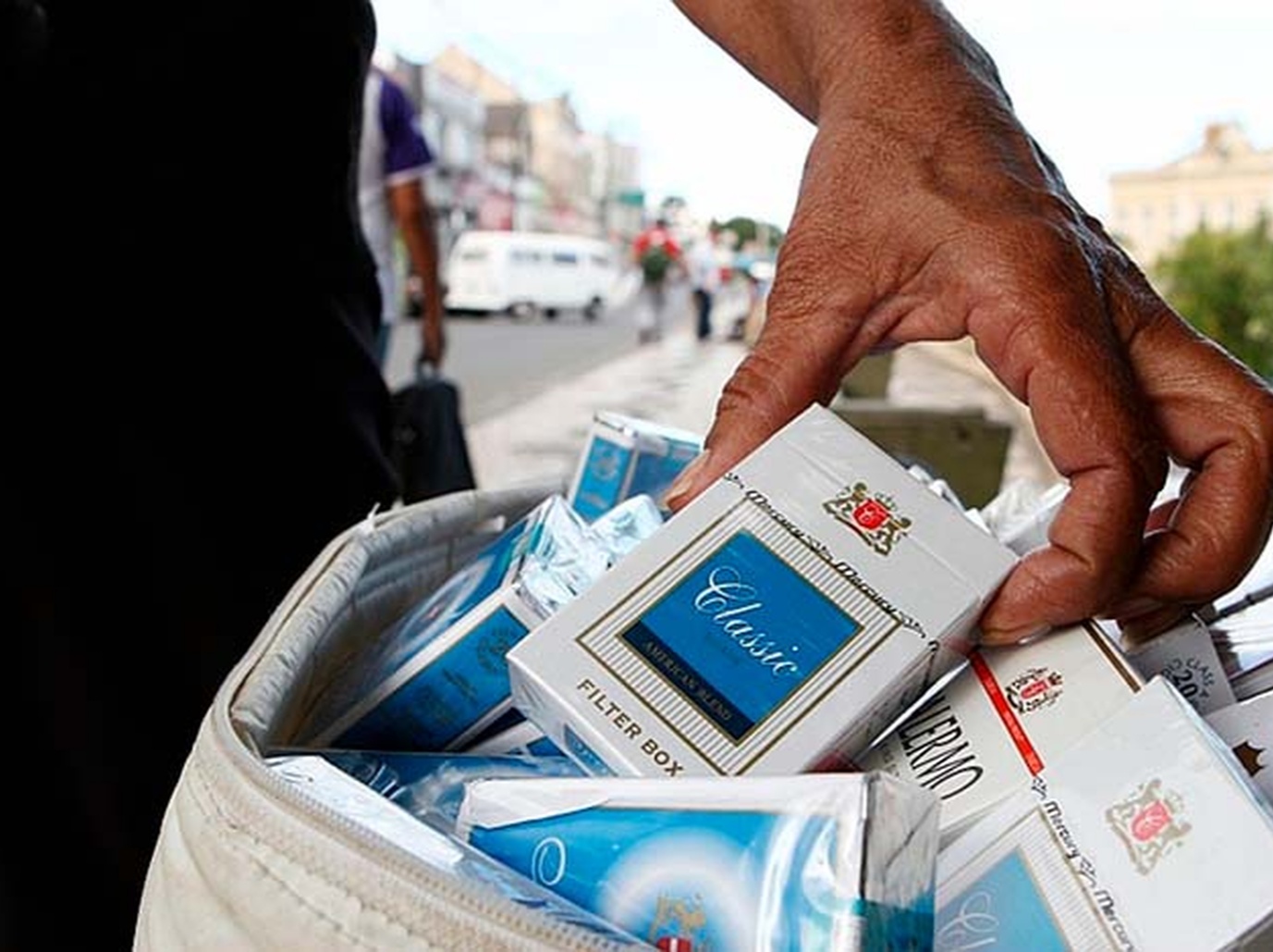 No momento, você está visualizando Comissão aprova projeto que equipara comércio de cigarro ilegal ao tráfico de drogas