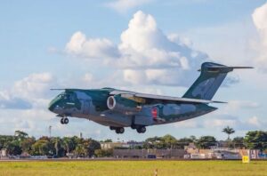 Leia mais sobre o artigo Clima de guerra: FAB realiza treinamento com aviões militares no céu de Campo Grande