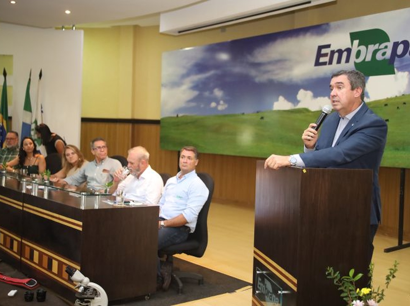 No momento, você está visualizando Governo de MS reafirma apoio à produção de pesquisa e desenvolvimento da pecuária no Estado