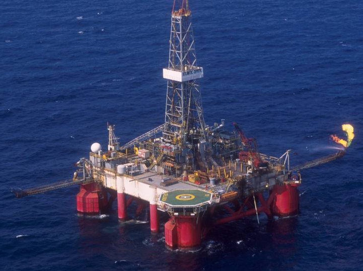 No momento, você está visualizando Petróleo sobe 10% por conflito no Irã e pode atingir US$ 100 por barril