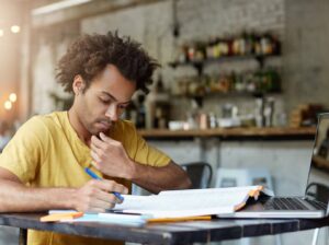 Leia mais sobre o artigo Quais são os cursos superiores com mais matrículas no Brasil