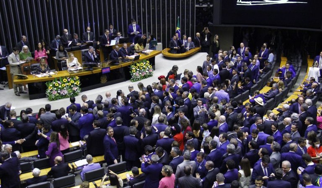 No momento, você está visualizando CCJ da Câmara retoma análise do fim da escala 6×1 nesta quarta