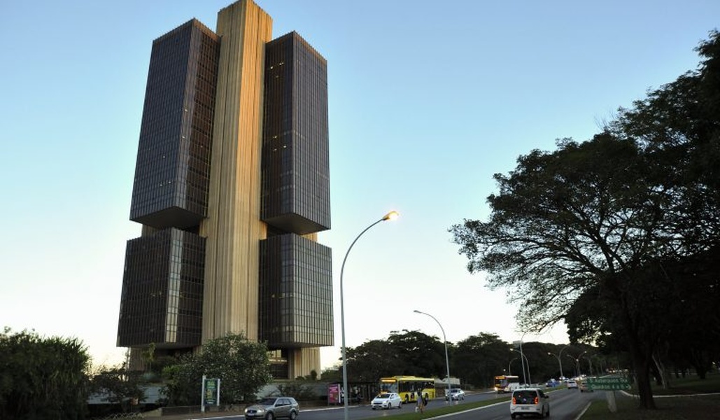 No momento, você está visualizando BOLETIM FOCUS: Mercado passa a projetar inflação de 4,8% em 2026 e corte menor na Selic