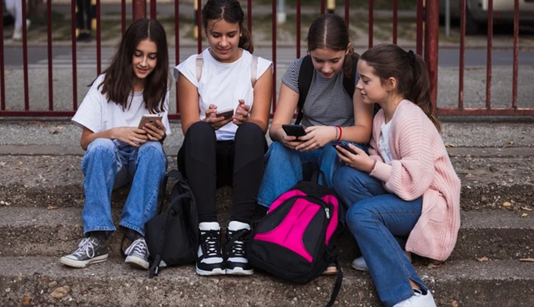 No momento, você está visualizando Grécia diz que vai proibir que menores de 15 anos usem redes sociais