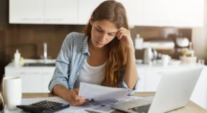 Leia mais sobre o artigo SERASA: Inadimplência cresce e 42% repetem dívidas no Brasil