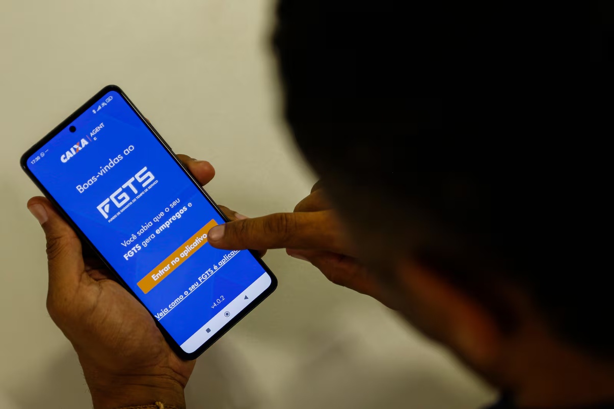 No momento, você está visualizando Trabalhadores poderão usar 20% do FGTS para pagar dívidas; governo deve liberar R$ 4,5 bilhões do fundo