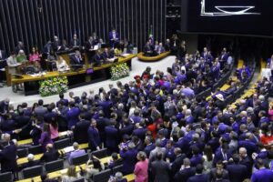 Leia mais sobre o artigo Câmara aprova PEC que reduz jornada para 40 horas semanais e acaba com escala 6×1