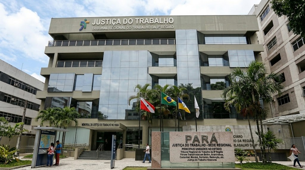 No momento, você está visualizando Justiça do trabalho pune advogadas que usaram comando oculto de IA para manipular decisão