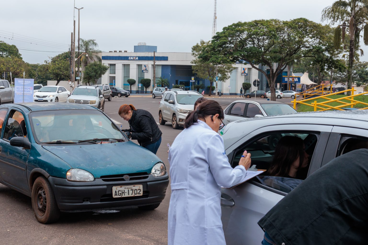 No momento, você está visualizando Mobilização da Saúde Municipal com drive-thru vacina centenas de pessoas em Naviraí